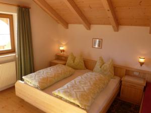 een bed in een kamer met twee kussens erop bij Oberpapping in San Candido