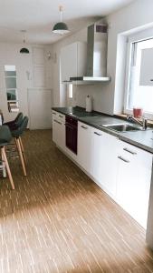 Eldhús eða eldhúskrókur á DoreyHome P2 - modernes zentrales Apartment -2-4 Personen - Parkplatz