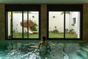 Bazen v nastanitvi oz. blizu nastanitve Loft spa con piscina climatizada salada Figueres