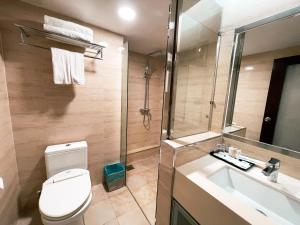 een badkamer met een toilet, een wastafel en een douche bij The Avenue M in Johor Bahru