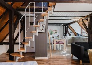 uma escada em espiral num loft convertido com uma sala de jantar em Trobischhof em Dresden