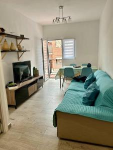 - une chambre avec un lit, une table et une télévision dans l'établissement Céntrico apartamento bien ubicado para 5, 3 Hab, à Alcobendas