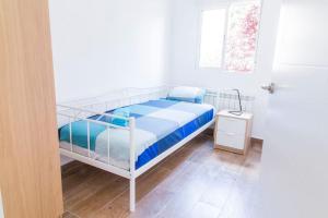 - une chambre avec des lits superposés dotés de draps bleus et blancs dans l'établissement Céntrico apartamento bien ubicado para 5, 3 Hab, à Alcobendas