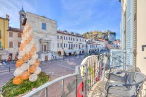 ein Weihnachtsbaum auf dem Balkon eines Gebäudes in der Unterkunft Aparthotel Arona - Happy Rentals in Arona