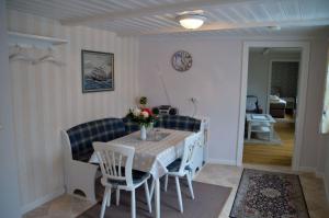 - une salle à manger avec une table et des chaises dans l'établissement Nordseestübchen Whg 03, à Nieblum