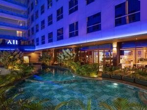 Swimming pool sa o malapit sa Ibis Styles Jakarta Airport