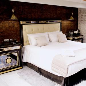 Tempat tidur dalam kamar di Weston Manor Hotel