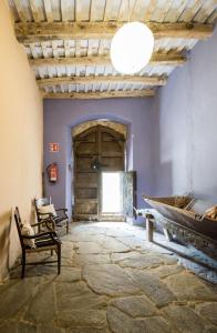 una camera con una grande porta in legno e una sedia di Rectoria Santuari del Coll a Girona