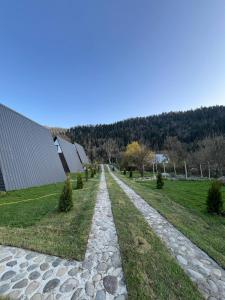 una carretera adoquinada que conduce a una casa en Landhaus Borjomi, en Borjomi