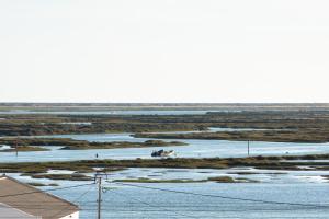 una vista aérea de un río con nieve en el suelo en Faro Heart Suites, en Faro