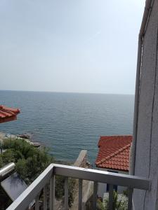 een balkon met uitzicht op de oceaan bij Kalys House in Kavala