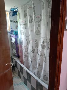 een badkamer met een douchegordijn en een spinnenweb bij Kalys House in Kavala