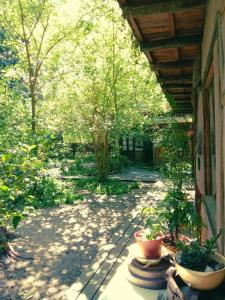 eine Veranda mit zwei Topfpflanzen an der Seite eines Hauses in der Unterkunft Eco habitación en Tierra Fértil Eco Posada in Santa Ana