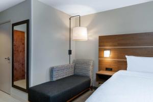 เตียงในห้องที่ Holiday Inn Express & Suites Colorado Springs-Airport, an IHG Hotel