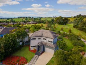 Wonga ParkにあるYarra Valley Serenity House in Golf Course Resortの庭付きの家屋の空中風景