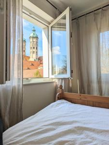 um quarto com uma janela com vista para uma torre em Spechtnest em Naumburg