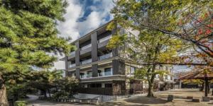 un edificio con alberi di fronte di Hotel Alza Kyoto a Kyoto