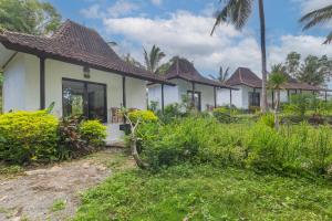 Um jardim em Radjes Bungalow Nusa Penida