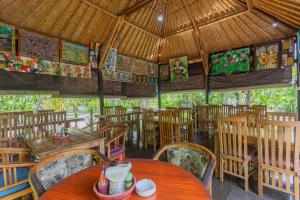 Um restaurante ou outro lugar para comer em Radjes Bungalow Nusa Penida