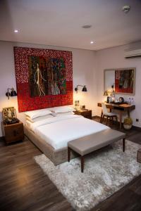 Cama ou camas em um quarto em The White Orchid Hotel