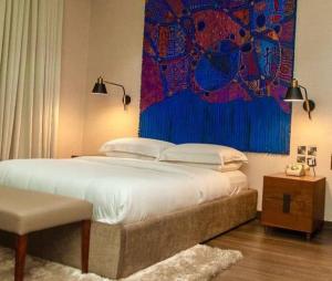 Cama ou camas em um quarto em The White Orchid Hotel