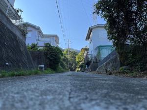 une rue vide avec des bâtiments de chaque côté dans l'établissement Keshiki 淡路島, à Awaji