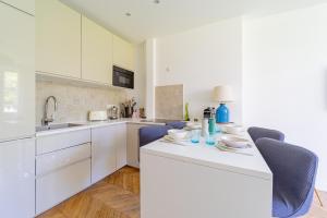 O bucătărie sau chicinetă la 2 Bedroom close to subway station with Parking