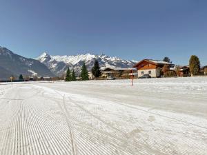 ツェル・アム・ゼーにあるChalet Panoramablick Zell am Seeの山を背景にした雪道