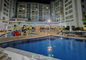 een groot zwembad in het midden van een gebouw bij Hotel Park Veredas in Rio Quente