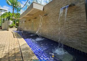 een fontein aan de zijkant van een stenen muur bij Hotel Park Veredas in Rio Quente