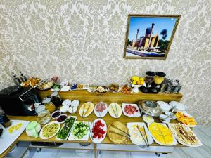 un buffet con molti piatti su un tavolo di Samarkand Travel a Samarkand