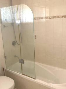 ein Bad mit einer Glasdusche und einem WC in der Unterkunft Ideal accommodation in Glen Waverley in Glen Waverley