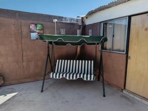 une table et un banc sous une table dans l'établissement Misky Wasi, à San Pedro de Atacama