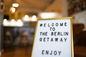 The Berlin Getaway / 80qm in Berlin's Historic Diplomatic Quarter في برلين: علامة تفيد بالترحيب لعطلة برلين