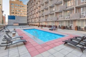 Kolam renang di atau di dekat Ramada Plaza by Wyndham Calgary Downtown