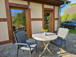 a table and four chairs on a patio at Ferienwohnung Peetsch am See in Mirow