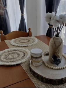 una mesa de madera con un jarrón de flores. en Appartement T2 Porto, en Porto Ota