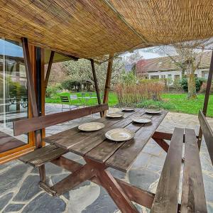 Un jardín fuera de Chalet entre Lac d'Annecy et Montagnes