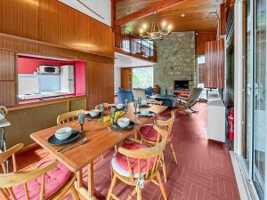 Una cocina o cocineta en Chalet entre Lac d'Annecy et Montagnes