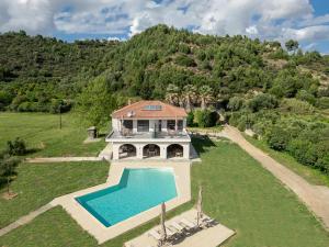 A piscina localizada em Antinea Olympian Villa ou nos arredores