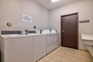 Studio 6 Suites Texas City I-45 tesisinde bir banyo