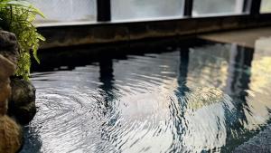 uma grande piscina de água num edifício com em Yufuin Akarinoyado em Yufu