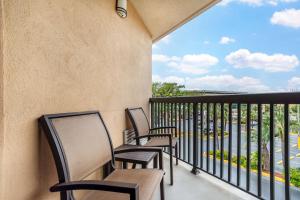 Balkon atau teras di Best Western Oak Manor