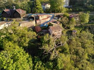 einen Blick über einen Zug in einem Wald in der Unterkunft Le Chalet du Parc in Annonay