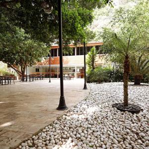 een gebouw met twee bomen en een straatlicht bij Cirali Hotel in Cıralı