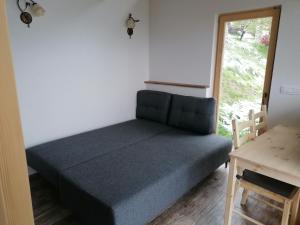 een slaapkamer met een bed, een tafel en een raam bij Pr' Končovc in Kranj