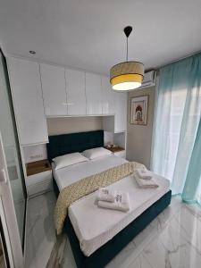 A bed or beds in a room at AGORA luxury APARTMENT 7