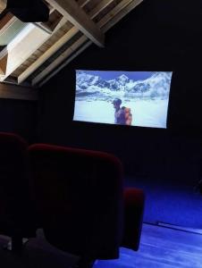 CINEMA ROOM L'Expérience unique montagnarde LE COCON 1km lac d'Annecy में टेलीविजन और/या मनोरंजन केंद्र