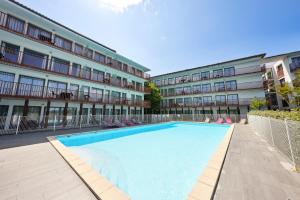 una gran piscina frente a un edificio en All Suites La Teste – Bassin d’Arcachon, en La Teste-de-Buch