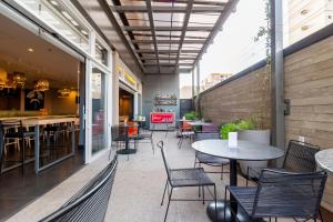 a patio with tables and chairs and a restaurant at Hotel Cassino Tower São José do Rio Preto by Nacional Inn in Sao Jose do Rio Preto